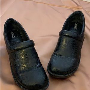 Black bolo clogs